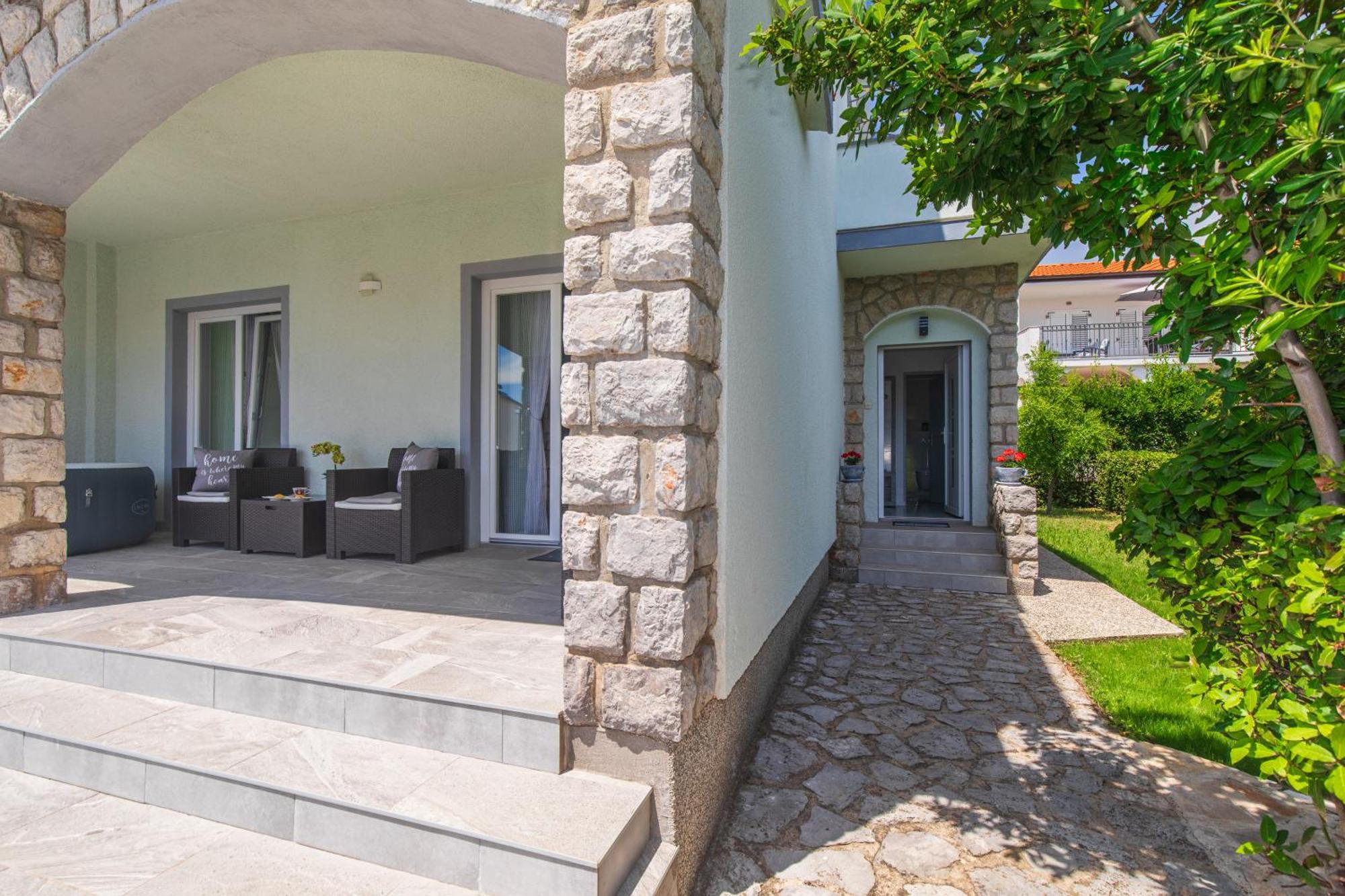 Apartment Tara With Seaview Крк Экстерьер фото